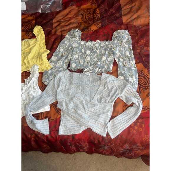 4 crop tops 3 L, yellow is xl - Picture 2 of 3